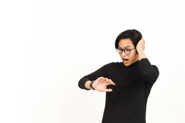 Beyaz arka planda tecrit edilmiş yakışıklı Asyalı adam için saat arıyorum ve şok oldum.