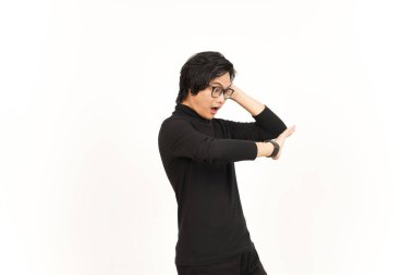 Beyaz arka planda tecrit edilmiş yakışıklı Asyalı adam için saat arıyorum ve şok oldum.