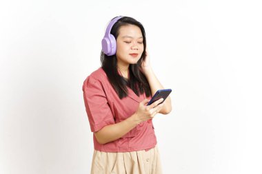 Beyaz tenli güzel Asyalı kadının kulaklığını takarak Smartphone 'dan müzik dinlemek