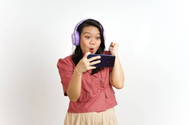 Akıllı telefonda, beyaz tenli güzel bir Asyalı kadının kulaklığıyla cep telefonu oyunu oynuyorum.