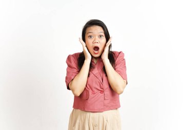 Beyaz arka planda izole edilmiş güzel Asyalı kadının şok olmuş ifadesi.