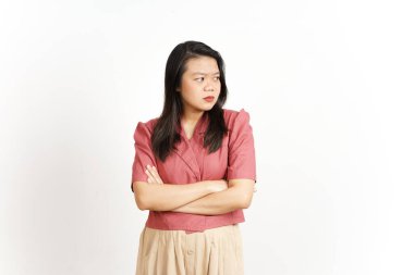 Beyaz arka planda izole edilmiş güzel Asyalı kadının kızgın yüz ifadesi ve jesti