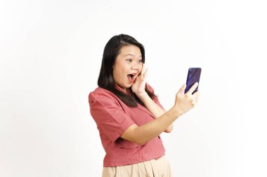 Beyaz arka planda izole edilmiş güzel Asyalı kadının akıllı telefonunu kullanarak video araması yap