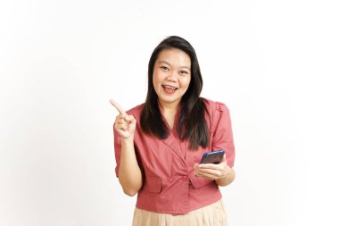 Akıllı Telefon ve İşaret Tarafı Beyazda Tecrit Edilen Güzel Asyalı Kadın İşaretçisini Kullanıyor