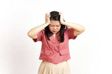 Beyaz arka planda tecrit edilmiş güzel bir Asyalı kadının baş ağrısı.