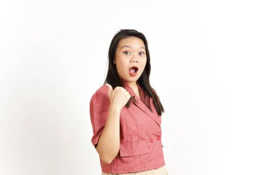 Beyaz Arkaplanda Güzel Asyalı Kadın Başparmağını kullanarak Ürün ve İşaret Tarafı Gösteriliyor