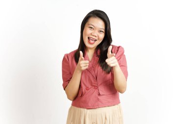 Gülümseyen ve sana işaret eden, beyaz arka planda tecrit edilmiş güzel bir Asyalı kadının jestini yapmanı isteyen.