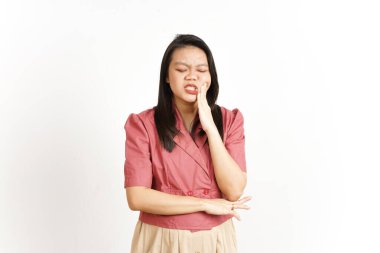 Beyaz arka planda tecrit edilmiş güzel bir Asyalı kadının diş ağrısı jesti