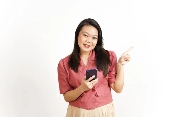 Tenendo Smartphone Puntamento Laterale Utilizzando Indice Bella Donna Asiatica Isolato — Foto Stock