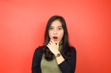 Şok Olmuş Yüz ve Kızıl Arkaplanda tecrit edilmiş Güzel Asyalı Kadın Kamerasına Bakış