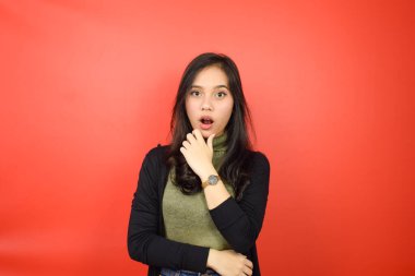 Şok Olmuş Yüz ve Kızıl Arkaplanda tecrit edilmiş Güzel Asyalı Kadın Kamerasına Bakış