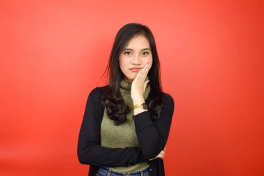 El Chin 'e ve Kızıl Arkaplanda tecrit edilmiş Güzel Asyalı Kadının Sıkıcı Jestine