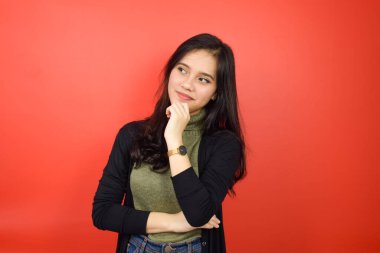 El pençe divan durup Kızıl Arkaplanda tecrit edilmiş güzel bir Asyalı kadının jestini yapmayı düşünüyorum.