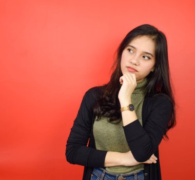 El pençe divan durup Kızıl Arkaplanda tecrit edilmiş güzel bir Asyalı kadının jestini yapmayı düşünüyorum.