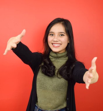 Kızıl Arkaplanda İzole Edilmiş Güzel Asyalı Kadının Sarılma Hareketi