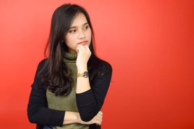 El pençe divan durup Kızıl Arkaplan 'da yalnız bırakılmış güzel Asyalı kadını düşünüyorum.