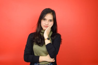 Kameraya bakıyorum. Sıkıcı bir jest yapıp, el ele tutuşup Kızıl Arkaplanda tecrit edilmiş güzel bir Asyalı kadına bakıyorum.