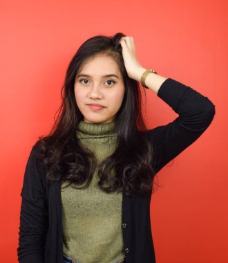 Kızıl Arkaplanda Tecrit Edilen Güzel Asyalı Kadın 'ın Kafasındaki Kafa Karıştırıcı ve El