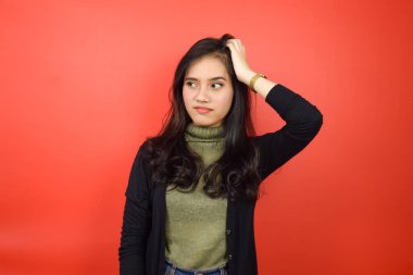 Kızıl Arkaplanda Tecrit Edilen Güzel Asyalı Kadın 'ın Kafasındaki Kafa Karıştırıcı ve El