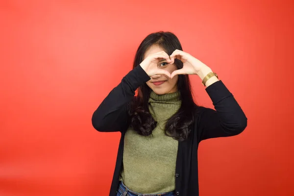 Mostrando Sinal Amor Bela Mulher Asiática Isolada Fundo Vermelho — Fotografia de Stock