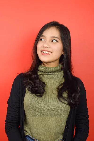 Glimlachen Kijken Weg Van Mooie Aziatische Vrouw Geïsoleerd Rode Achtergrond — Stockfoto
