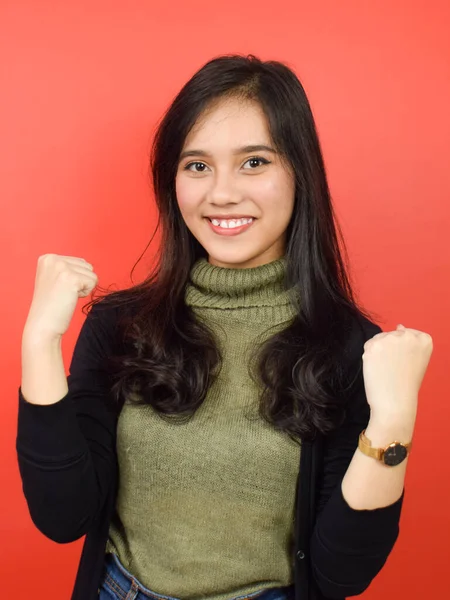 Evet Kızıl Arkaplanda Tecrit Edilmiş Güzel Asyalı Kadın Kamerasına Kutlama — Stok fotoğraf