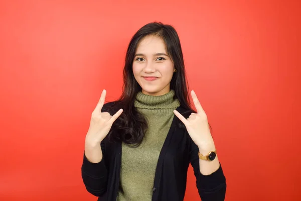 Lächelnd Und Metallische Musikhände Der Schönen Asiatin Auf Rotem Hintergrund — Stockfoto