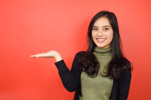 Viser Presenterer Produkt Åpen Håndflate Vakker Asiatisk Kvinne Isolert Rød – stockfoto