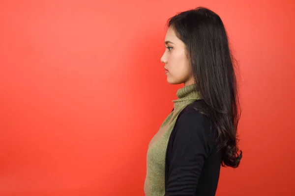 Boční Pohled Stojící Krásné Asijské Ženy Izolované Červeném Pozadí — Stock fotografie