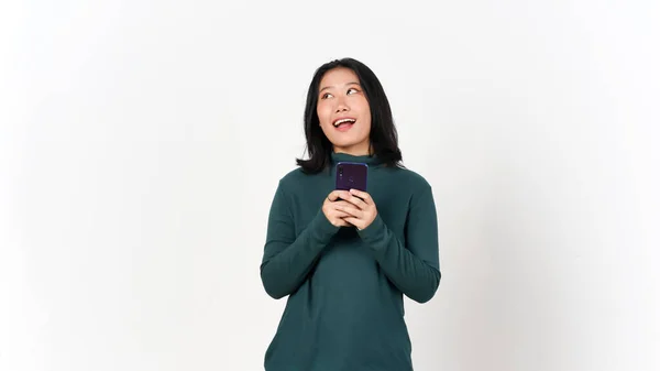 Смартфон Усміхаючись Дивлячись Красива Азіатська Жінка Ізольована Білому Тлі — стокове фото