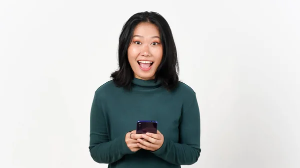 Holding Смартфон Захоплюючий Щасливий Вираз Обличчя Красивої Азіатської Жінки Ізольовані — стокове фото