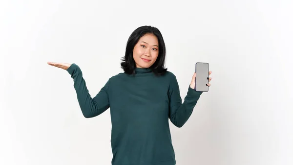 Holding Smartphone Näytetään Tyhjä Näyttö Tilalla Kämmenellä Toisaalta Kaunis Aasialainen — kuvapankkivalokuva