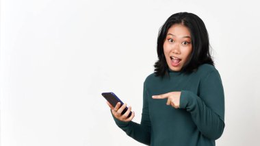 Beyaz Arkaplanda İzole Edilmiş Güzel Asyalı Kadın 'ın Şok Yüzlü ve İşaretli Akıllı Telefonu