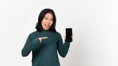Akıllı Telefon Beyaz Arkaplanda İzole Edilmiş Güzel Asyalı Kadın 'ın boş ekranını gösteriyor ve işaret ediyor