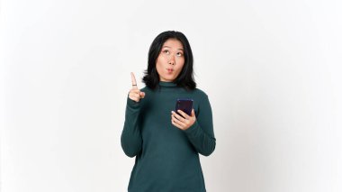 Akıllı telefon, beyaz arka planda izole edilmiş güzel Asyalı kadını işaret ediyor.