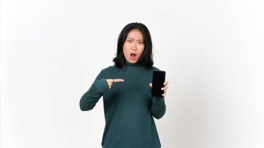 Akıllı Telefon Beyaz Arkaplanda İzole Edilmiş Güzel Asyalı Kadın 'ın boş ekranını gösteriyor ve işaret ediyor