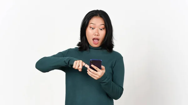 ホールディングスマートフォンは ホワイトバックグラウンドで隔離された美しいアジアの女性のスマートフォンを使用して顔とショックを受けました — ストック写真