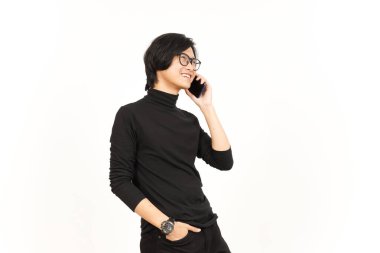 Bir telefon aç ve beyaz tenli yakışıklı Asyalı adamın gülümseyen yüzüyle akıllı telefonu kullan.