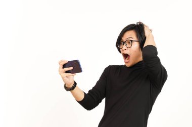 Beyaz Arkaplanda Tecrit Edilen Yakışıklı Asyalı Adam 'ın Akıllı Telefonu' nda Cep Telefonu Oyunu