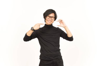 Beyaz Arkaplanda Tek Başına Yakışıklı Asyalı Adamın Banka Kartını Gösterme ve Bekleme