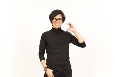 Beyaz Arkaplanda Tek Başına Yakışıklı Asyalı Adamın Banka Kartını Gösterme ve Bekleme