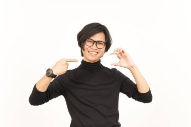 Beyaz Arkaplanda Tek Başına Yakışıklı Asyalı Adamın Banka Kartını Gösterme ve Bekleme