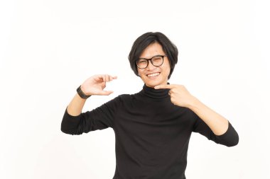 Beyaz Arkaplanda Tek Başına Yakışıklı Asyalı Adamın Banka Kartını Gösterme ve Bekleme