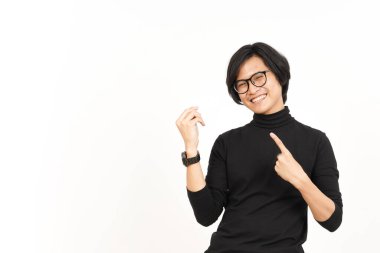 Beyaz Arkaplanda Tek Başına Yakışıklı Asyalı Adamın Banka Kartını Gösterme ve Bekleme