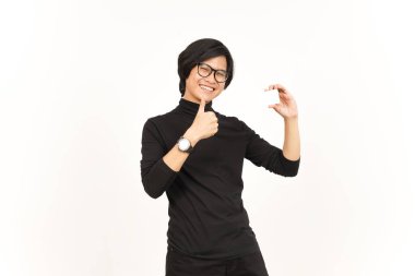 Beyaz Arkaplanda Tek Başına Yakışıklı Asyalı Adamın Banka Kartını Gösterme ve Bekleme