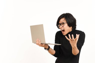 Beyaz arka planda tecrit edilmiş yakışıklı Asyalı adamın laptopunu kullanırken şok ve kızgınlık