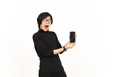 Beyaz Arkaplanda İzole Edilmiş Yakışıklı Asyalı Adam 'ın Boş Ekran Telefonundaki Uygulamaları veya İlanları Gösteriliyor