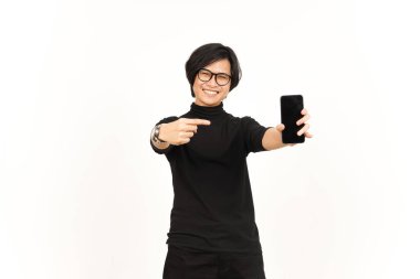 Beyaz Arkaplanda İzole Edilmiş Yakışıklı Asyalı Adam 'ın Boş Ekran Telefonundaki Uygulamaları veya İlanları Gösteriliyor