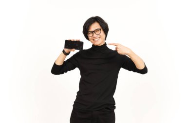 Beyaz Arkaplanda İzole Edilmiş Yakışıklı Asyalı Adam 'ın Boş Ekran Telefonundaki Uygulamaları veya İlanları Gösteriliyor