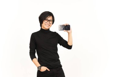 Beyaz Arkaplanda İzole Edilmiş Yakışıklı Asyalı Adam 'ın Boş Ekran Telefonundaki Uygulamaları veya İlanları Gösteriliyor